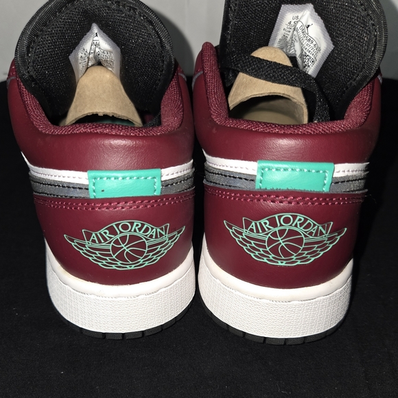 Jordan 1 Low Beetroot Sneakers - Picture 3 of 6
